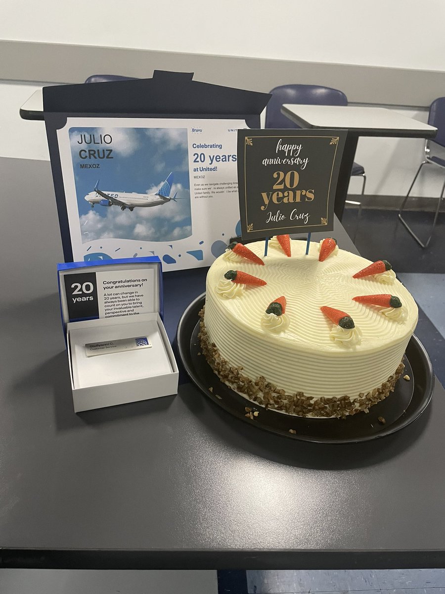 JoseDeGallardo's tweet photo. Congratulations to Julio Cruz, Giullyanni, for his 20th Anniversary with United. We are so grateful to have you in MEX. More to come.@weareunited https://t.co/9Wxkxdlf50