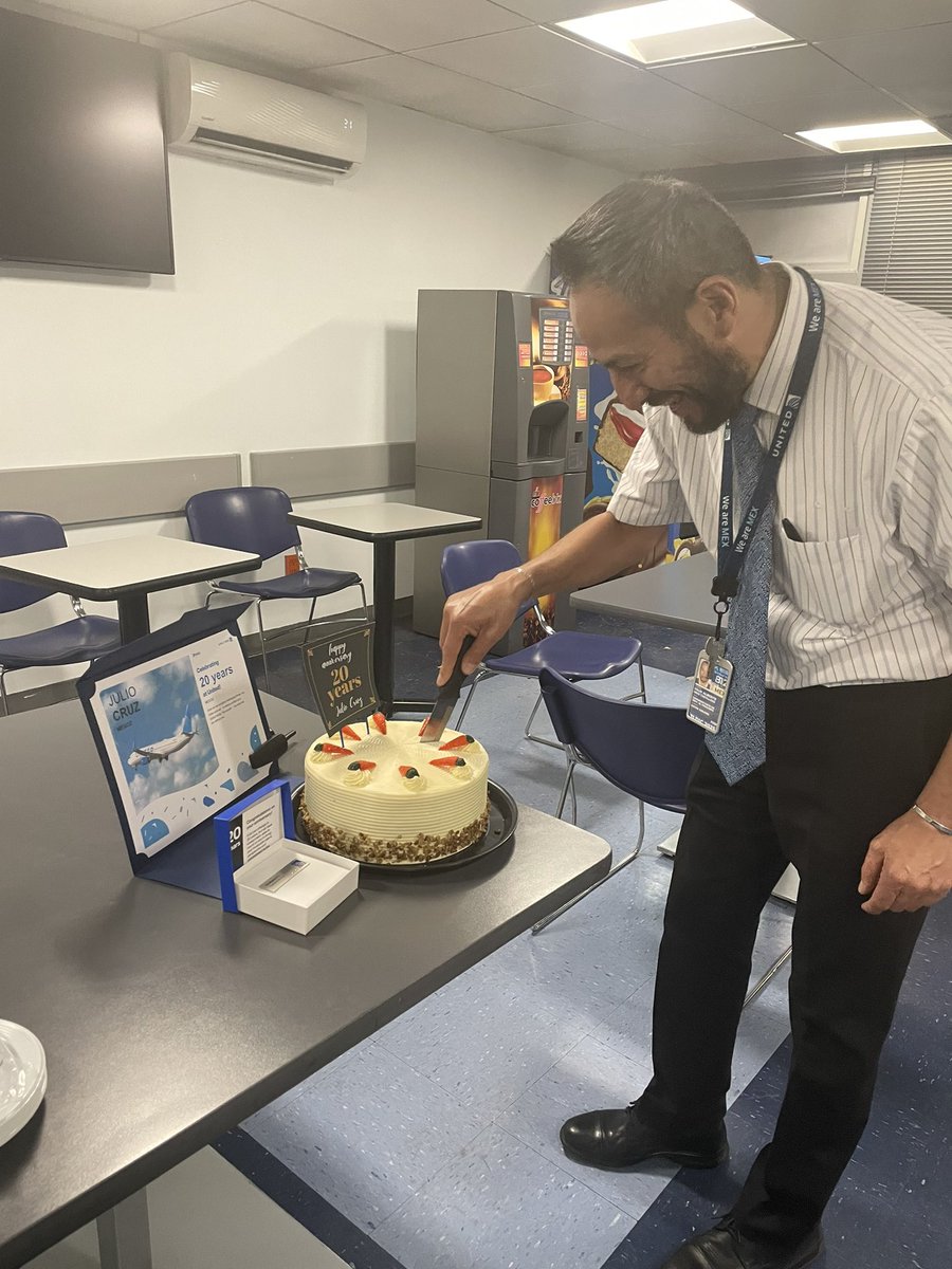JoseDeGallardo's tweet photo. Congratulations to Julio Cruz, Giullyanni, for his 20th Anniversary with United. We are so grateful to have you in MEX. More to come.@weareunited https://t.co/9Wxkxdlf50
