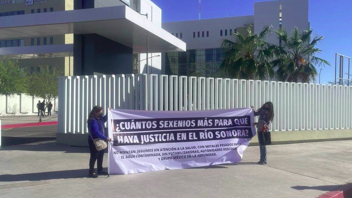 En busca de justicia para las comunidades del Río Sonora, después del derrame de sustancias tóxicas ocurrido en 2014, hoy, miembros de los @CuencaRioSonora entregaron al presidente @lopezobrador_ un balance del Plan de Justicia #Cananea-#RioSonora #orgullomineronoticias