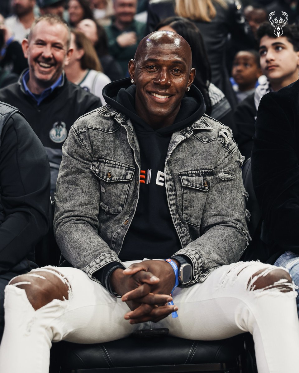 Bucks's tweet image. Packers legend Donald Driver in the house!

#FearTheDeer x #GoPackGo