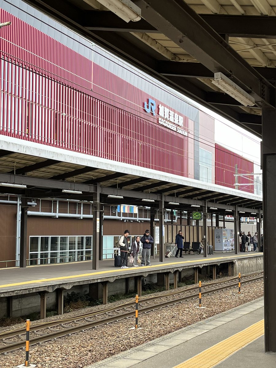 kyoGTR's tweet photo. 先週の金沢旅行　金沢駅、加賀温泉の区間で乗った特急サンダーバード36号と特急しらさぎ1号

#サンダーバード
#しらさぎ https://t.co/nyHmT6VjA6