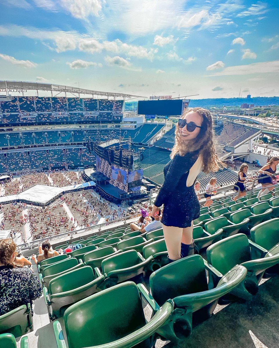 em_creech's tweet photo. Streaming The Eras Tour (Taylor’s Verison) on @DisneyPlus! Dreaming of being back in a stadium with @taylorswift13 again! 🖤 #TSTheErasTourTaylorsVersion https://t.co/0eXNQS3Dff
