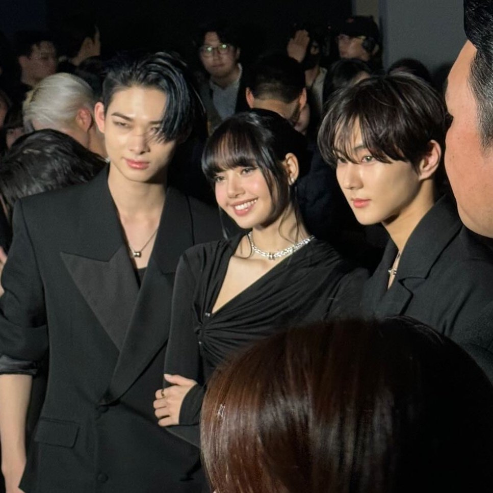 OMG NI-KI AND JUNGWON ALSO TOOK PICTURES WITH LISA OF BLACKPINK 😭

#NI_KI #JUNGWON #LISA