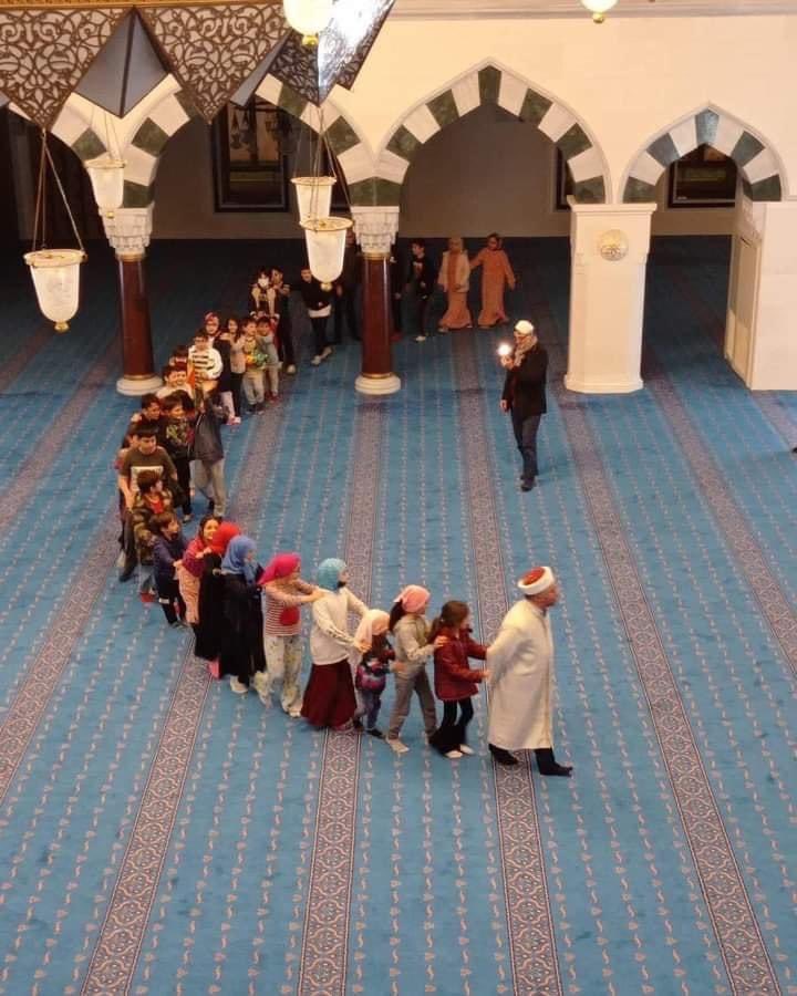 TweetIslamik's tweet photo. Di Turki setelah tarawih anak anak di ajak main sama Imam nya. Supaya mereka suka datang ke masjid. Malah beberapa masjid baru di Turki seperti masjid Hamdi Cami di Ankara disiapkan tempat bermain dalam masjid di sudut kanan di bawah tangga. https://t.co/ZEDolIsXpw