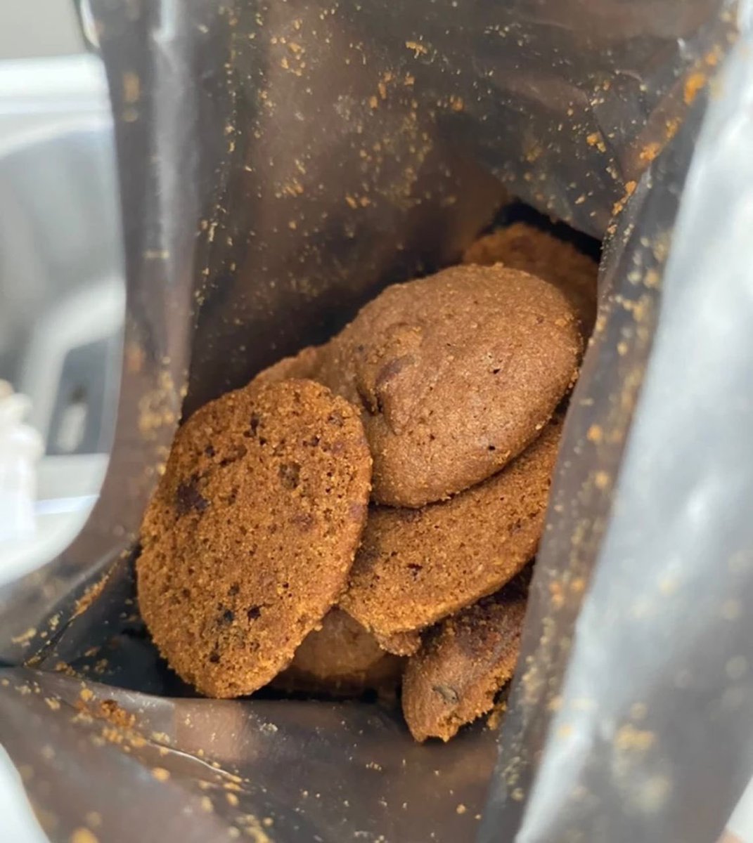 theiceraf's tweet photo. Zus ada keluarkan espresso chocolate chips cookies ni. Tolong lah pergi try! rasa chocolate dia tak manis and rasa coffee semua sedap. https://t.co/eLl9rgvsPk