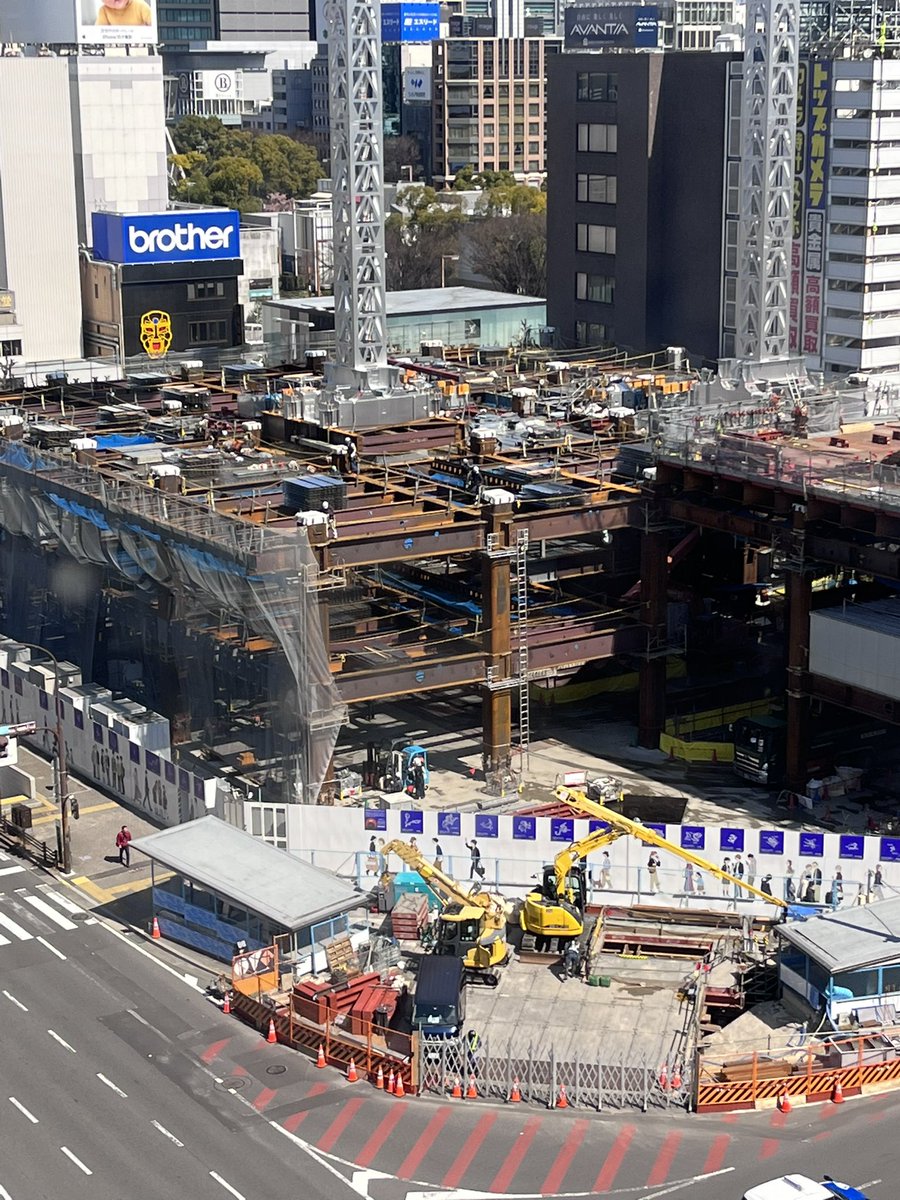 Emdim7_'s tweet photo. 鉄骨建て方が進む栄広場
敷地が狭いため骨組みの上に作業構台を作っている https://t.co/pGMM6EkLru