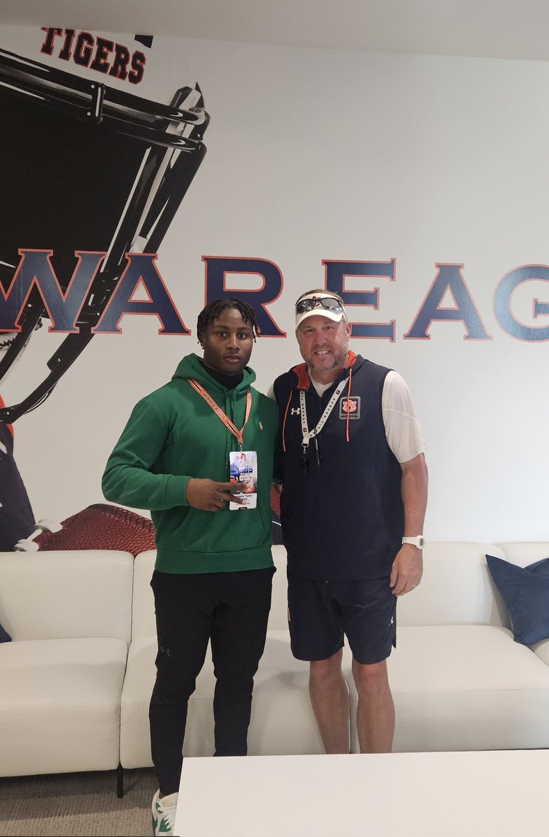 anthonykrogers's tweet photo. Great day at Auburn 🟠🔵
#WarEagle? 
@CoachHughFreeze https://t.co/PIq384U8ne