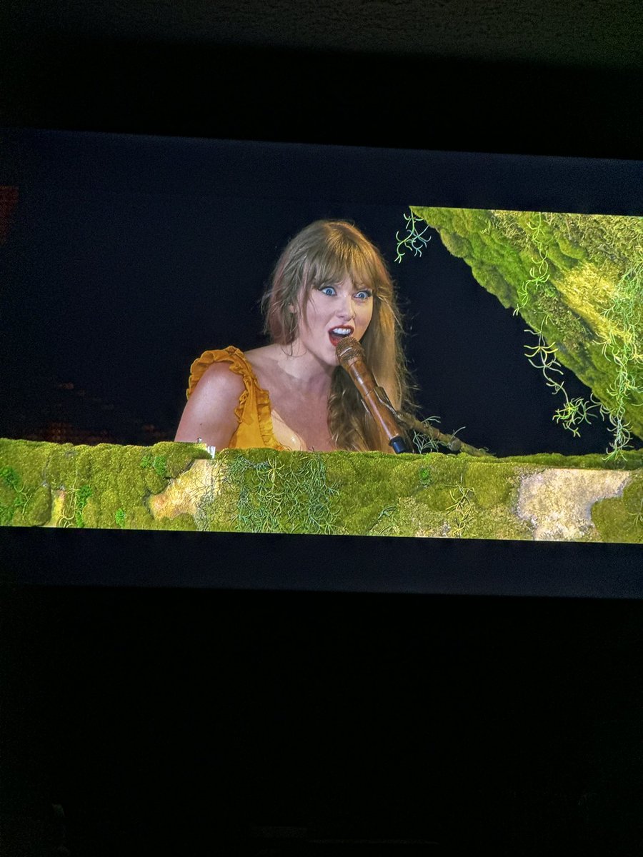 taypraise13's tweet photo. what a shame she’s fucked in the head
#TSTheErasTourTaylorsVersion https://t.co/utFurR4KX8
