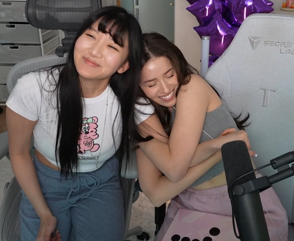 Poki teaching @AriaSaki how to hug 🫂