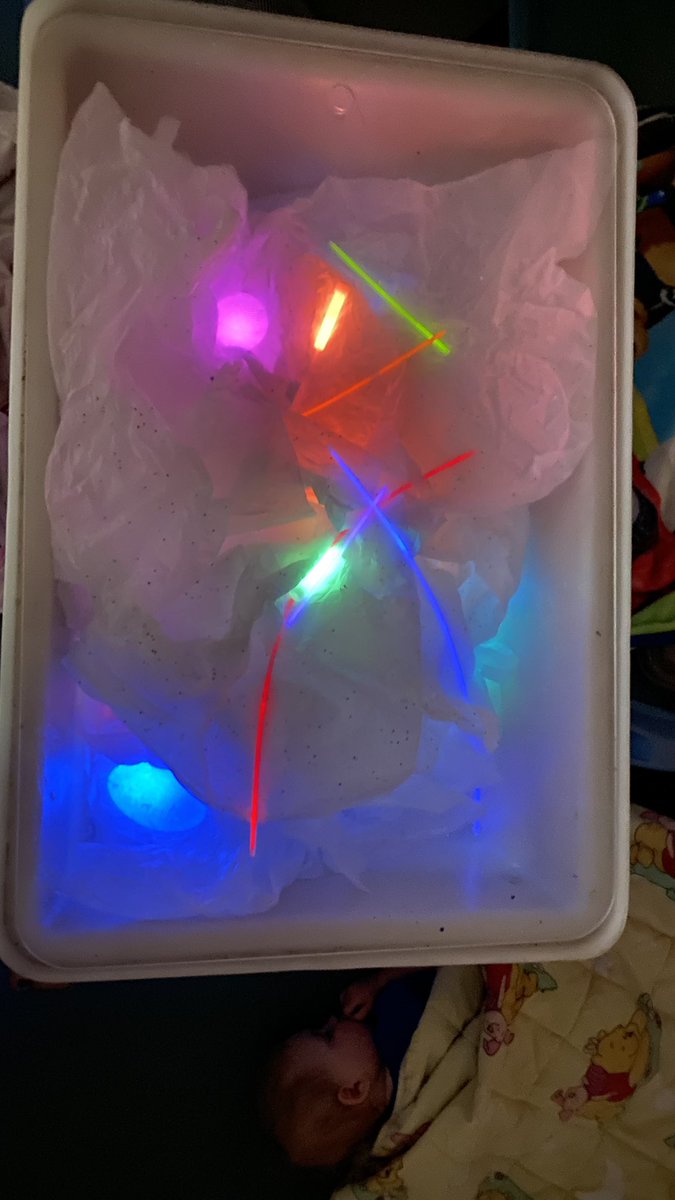 msdasilvag's tweet photo. Glow sticks, tissue paper, and storm sound machine. Perfect stormy day sensory table ⛈️⚡️

@EY_uwindsor https://t.co/UPq8NNezrP