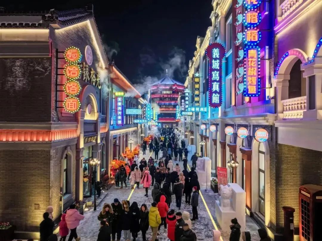 DiscoverJilin's tweet photo. Walking in the town of Longxingli in Tonghua City, telephone booths and old posters full of retro atmosphere make people feel as if they have traveled to the  period of the Republic of China.#NightPhotography  #cityscape #traveling  #photooftheday  #Jilin https://t.co/rnuKDEo3rl