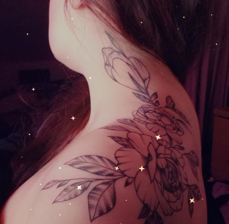 AmberLizzy123's tweet photo. #NewProfilePic Showing off a new shoulder tattoo as well #newink #peonies #tattoos https://t.co/ItoqIwCJYb