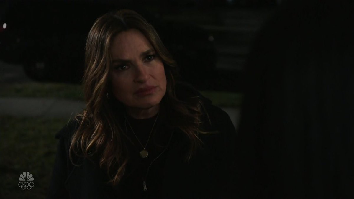 UndeniableOps's tweet photo. MARIA HUGS BENSON #SVU https://t.co/XMJhKNCSTu