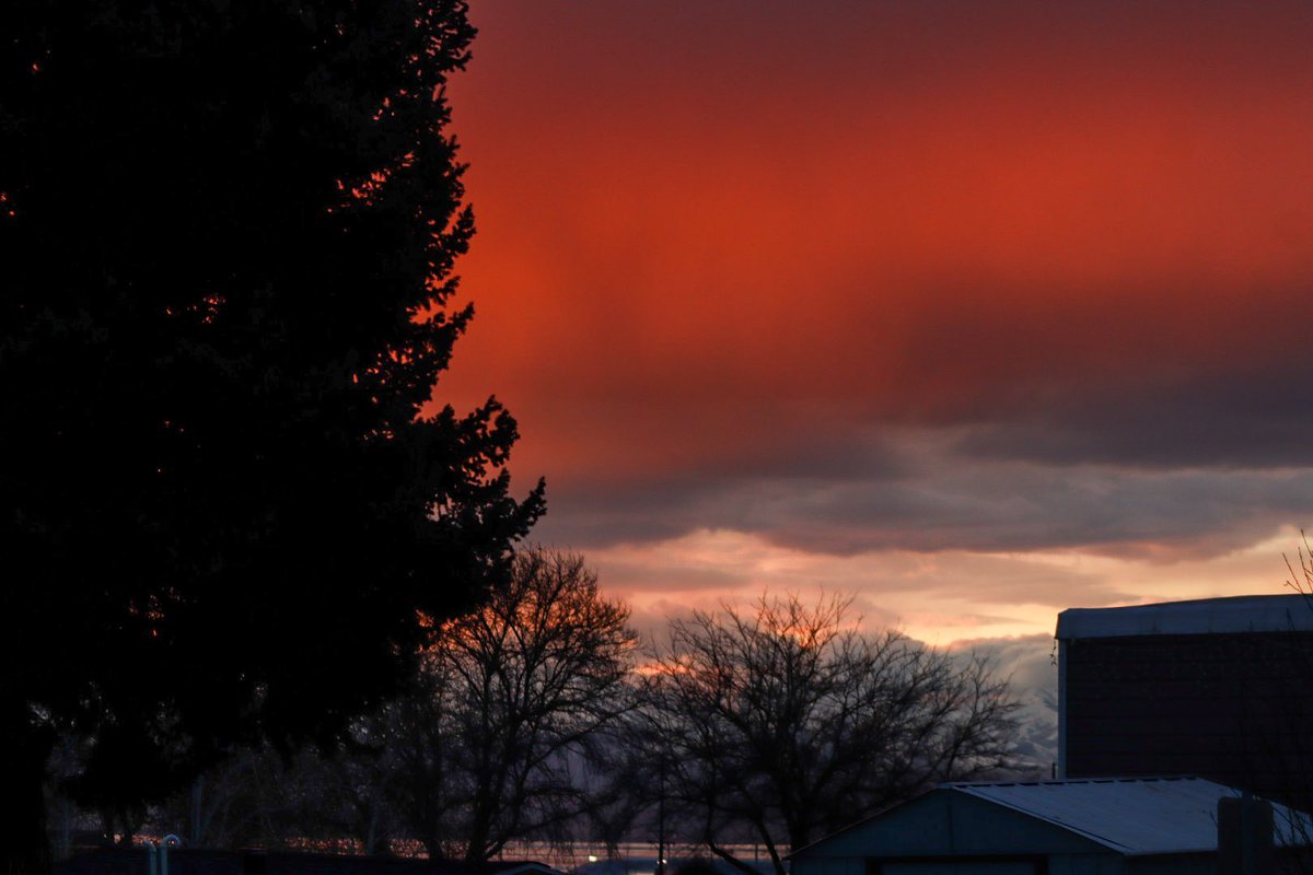 JanResendez's tweet image. The sunset tonight #utahsunset #sunsetphotography #outdoors #dusk