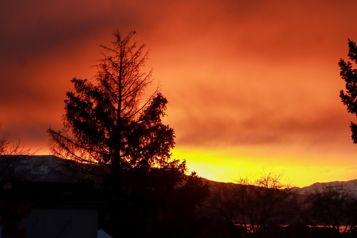 JanResendez's tweet image. The sunset tonight #utahsunset #sunsetphotography #outdoors #dusk