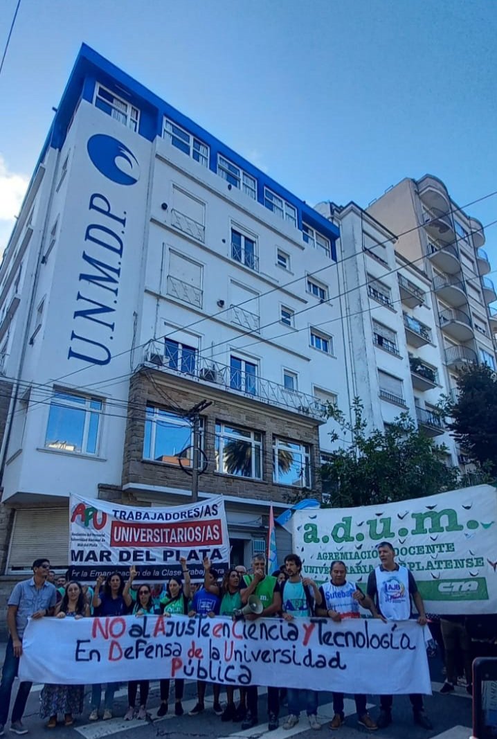MovimientoMArME's tweet photo. Presentes hoy en el #Paro y #Movilización de las #UniversidadesNacionales que no pueden funcionar con el congelamiento del presupuesto 2023 en medio de una inflación descontrolada.

#NoAlAjuste  
#DefenderALaPatria 
#UniversidadPublica 

@unmdp https://t.co/T4SU26rOVu