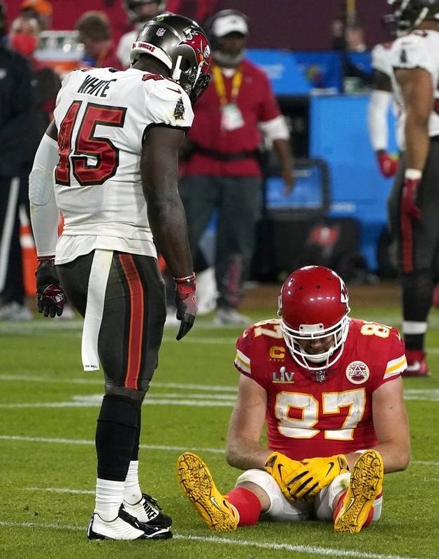jaheishman's tweet photo. Hey @DevinWhite__40, thanks for all that you did for us. Good luck to you, sir! #GoBucs #GetLive45 https://t.co/3K7XB98988
