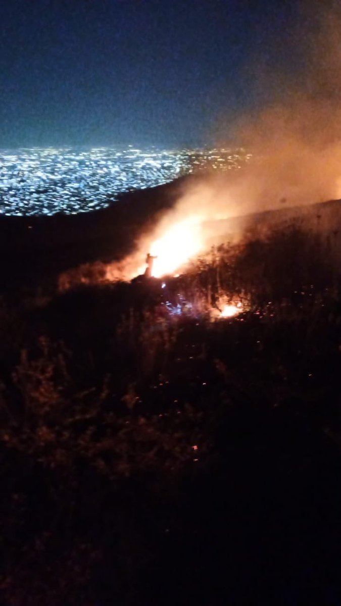 MrElDiablo8's tweet photo. Estaciones de Chalma, Norte y Centro del   H. Cuerpo de Bomberos de #Tlalnepantla combaten el incendio que se registra en la parte alta de  reserva ecológica  de la Sierra de Guadalupe. 

#EdoMéx https://t.co/xOipQwst1l
