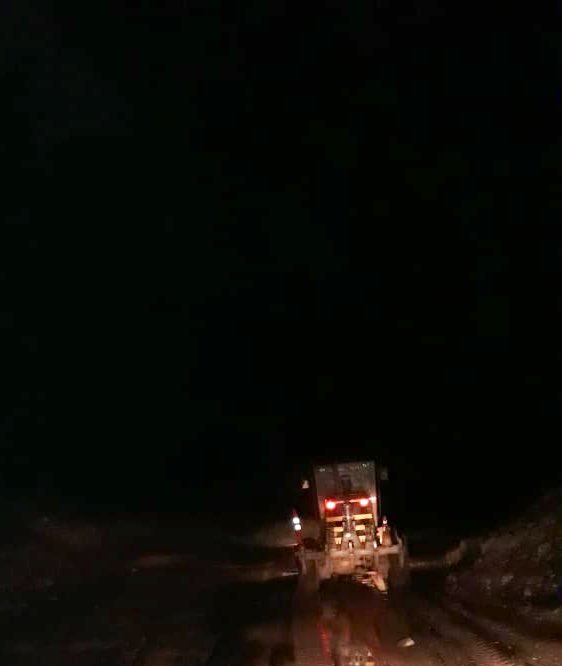 Tránsito restringido sobre la RN 40, entre los km 4471 y km 4477 entre el cruce con RP 53 camino a El Churcal, Seclantás. Equipo evaluando toda la situación para los trabajos correspondientes.