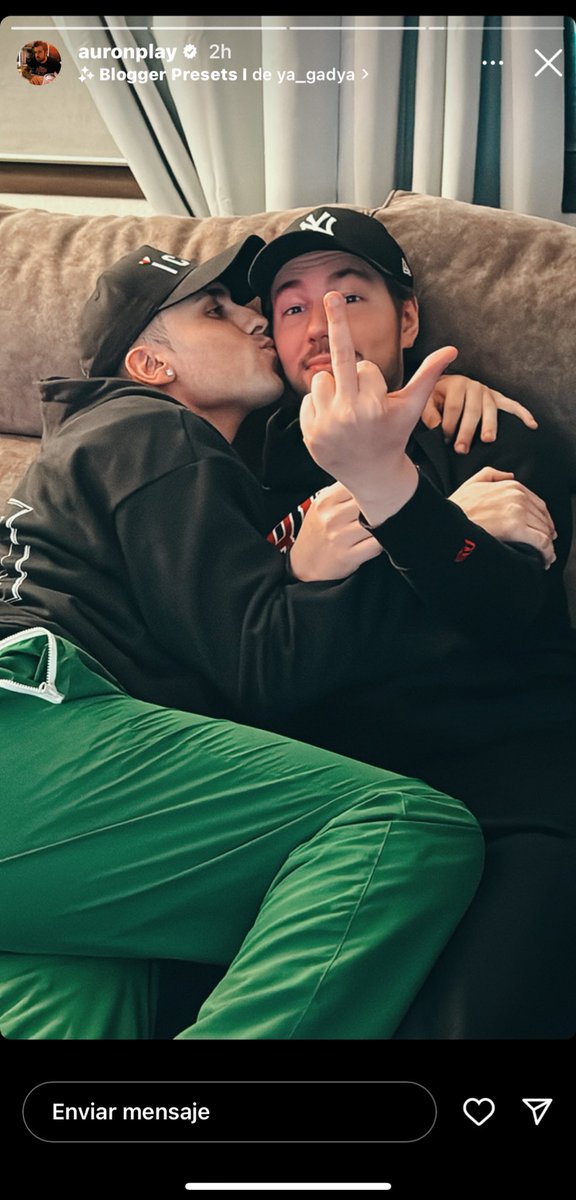 Vans_lovs's tweet photo. Por tiempo no he vuelto a ver a reb, pero yo lo quiero muchísimo aún :’) https://t.co/MgHtJcURLF