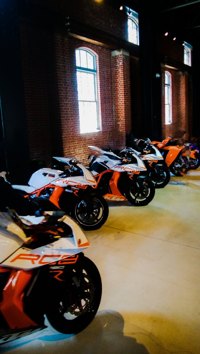 _cyatarou3's tweet image. この時期になるとクロスロードミーティングin舞鶴へ行く為の休日調整を思い出します
2020以降コロナの影響で開催を見送って居られますが
是非とも再開を望む今日此の頃
2018舞鶴赤レンガ倉庫にて
#クロスロードミーティングin舞鶴 
#ヤマハ #黒山健一