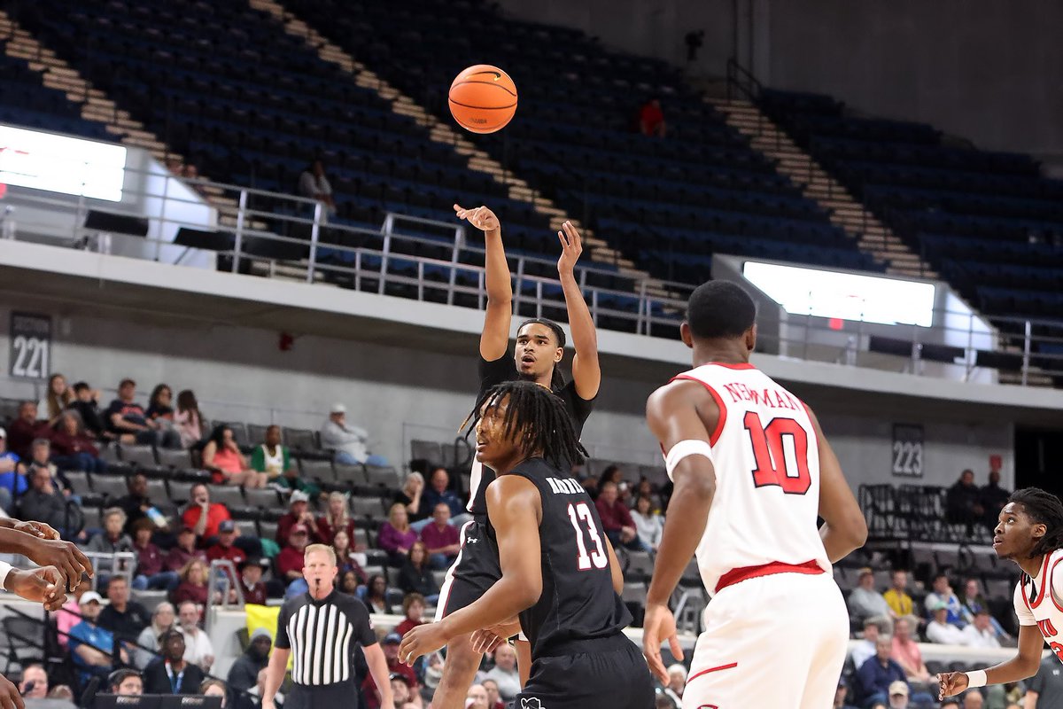 2H | 14:04 | ⬇️ 51-44 Aggies cut the Hilltopper lead to seven coming out of the second half. @CHRISTIAN_COOK_ is starting to heat up and is now leading the Aggies with 1️⃣3️⃣ points #AggieUp