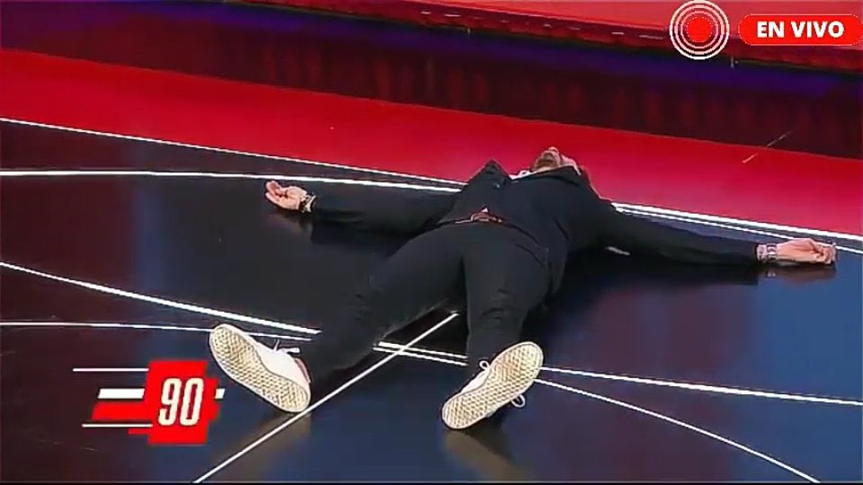 elcolodlsuerte's tweet image. *Pasa una mosca a 3 cuadras del Parque Central*

Los jugadores de Always Ready: