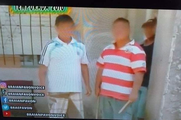 VENDO RELIQUIA:
Chombita retro y palito que usó el gordito que cobró como loco en Policías en Acción 2010 Precio al privado.