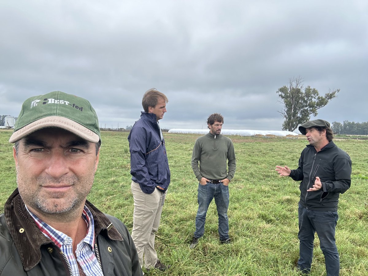 Discutiendo con ⁦<a href="/Felipepereyra/">Felipe Pereyra</a>⁩ ⁦<a href="/franpodenzo/">Francisco Podesta</a>⁩ y Delfín Rueda las estrategias de recría de machos y hembras de este año en La Maruca y Salalé, dos campos de Pura Pampa SAAC en Ameghino, Pcia de Buenos Aires. Excelente recorrida!!!