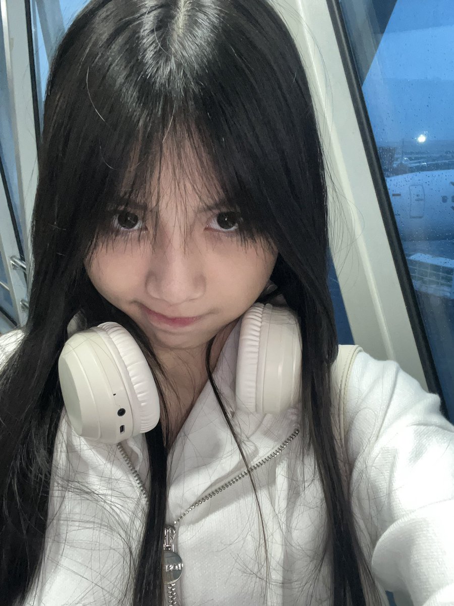 Michie_JKT48's tweet photo. can i be your airport crush?? https://t.co/GBbsMB8aR3