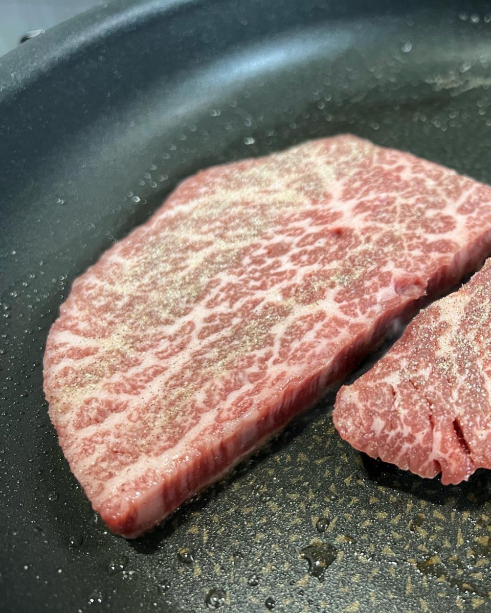 uchablog's tweet photo. 肉贈のカタログギフトがすごい❗️

モモ肉なのに超霜降りなんですけど💦

しかも柔らかくてジューシー😍😍😍

松阪牛と神戸牛と米沢牛、３つのブランド和牛から好きなお肉を選べる神仕様🤩

今回選んだのは「ランプ」とか「サーロイン」とかじゃない、普通の

#肉贈 #カタログギフト #お肉ギフト https://t.co/5CmpPZUT4k