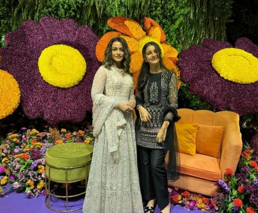 Beautiful clicks of #NamrataShirodkar and #Sitara from Mehendi night of #Venkatesh's Daughter #Hayavahini❤️