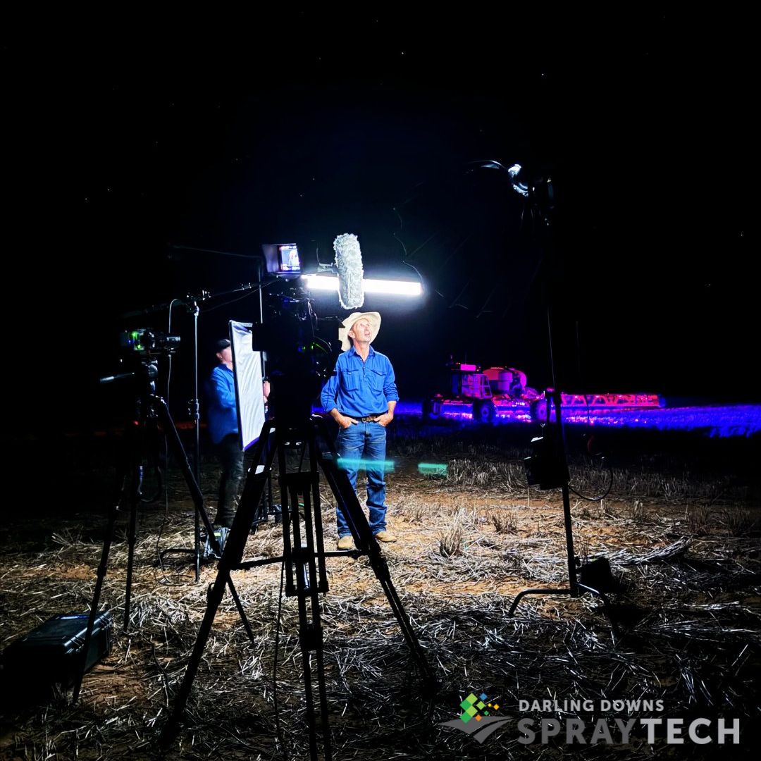DDST_Jeremy's tweet image. Shout out to @cussonsmedia 

Check out this cracker of a shot of Jeremy being interviewed in Western Queensland under a banner of stars with some amazing autonomous spray technology behind him. 

#SprayTech #HelpingAgThrive #AustralianAg #AustralianFarming #AgricultureAustralia