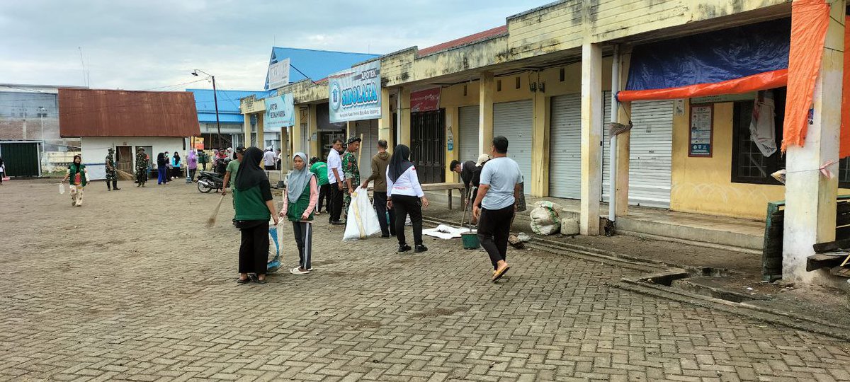 Di pimpin oleh Ws. Danramil 02/Marioriawa Serka Jaliluddin Bersama personel Koramil 02 melaksanakan karya bakti pembersihaan selokan disekitaran pasar sentral Batu-batu Kec. Marioriawa Kab. Soppeng, Jumat 15-03-24.