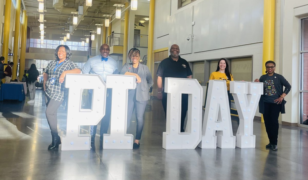 AmonieRucker's tweet photo. What a phenomenal time we had representing @APSCarverEC at @APSSylvanHills Pi Day event, tonight! #CarverCluster #AtlantaPublicSchools #STEM https://t.co/7270S2pun6