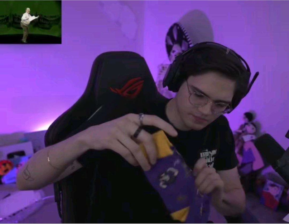BittorPlay's tweet photo. #IntegracionZaza me llamo Victor Samuel tengo 34 años te conozco desde que te diste a conocer en tiktok, y junto con mi esposa creamos los calcetines que tienes en las manos, desafortunadamente no pudimos ver ese stream. Me da gusto que hayas crecido tanto, sigue así tilín. https://t.co/c1z2OSWwXm