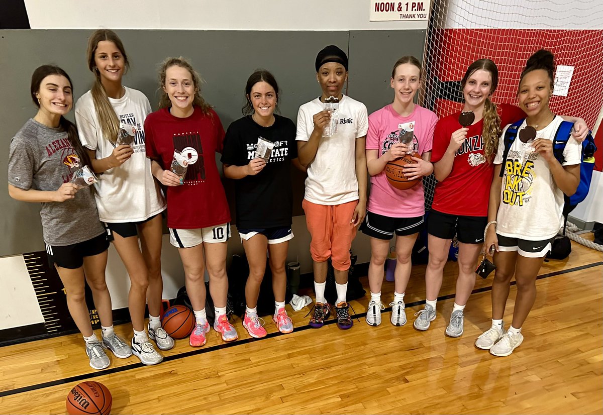 Fun night in the gym with this group!   Continue to work hard and stay locked in 🔐 for the duration!   Excited to go compete this weekend at The Shamrock ☘️   After a great week of work finshed off with a treat!!#WeWillContinueToWork #GrowthMindset <a href="/vjhAlways100/">Always 100</a> @A100PlatinumE40