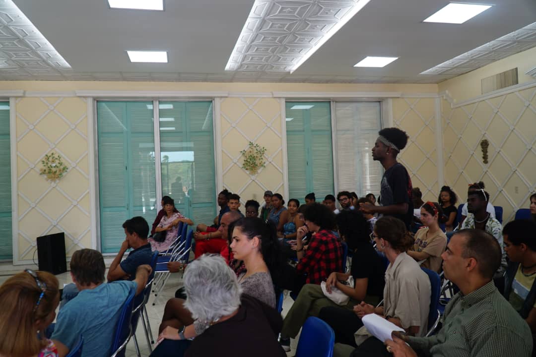 Esta tarde sostuve un encuentro con estudiantes de todas las facultades de la Universidad de las Artes. Mostraron sus proyectos creativos y ofrecieron soluciones que acompañan la gestión de procesos escenciales que desarrolla el ISA
#CubaEsCultura 
#UniversidadDeLasArtes