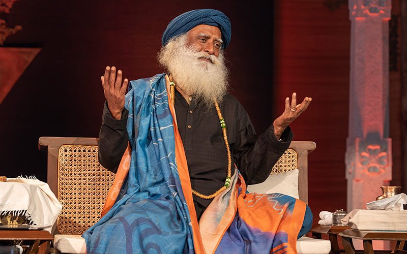 SadhguruJV's tweet photo. Nothing in the world will change if all of us are not willing to change. #SadhguruQuotes https://t.co/t3lkI2CgPU