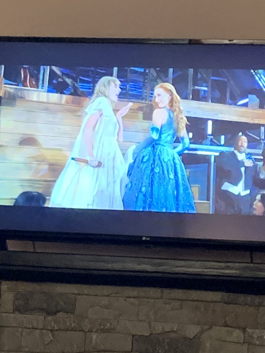 _Lyn_ette's tweet photo. The wink and nod will be forever one of my favorite parts of Folklore Era. 💚
#TSTheErasTourTaylorsVersion https://t.co/Hi5vxFdinb
