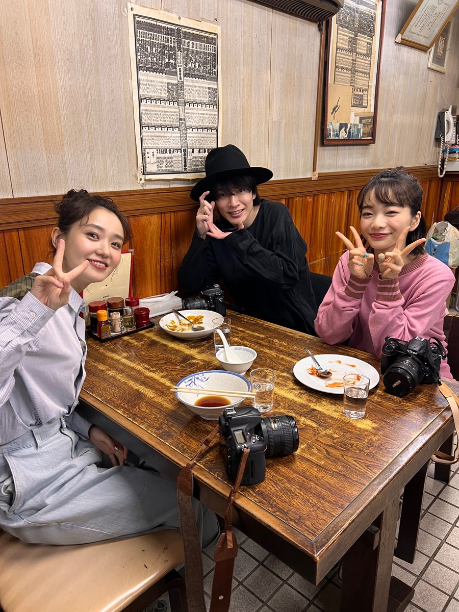 haru_ktv's tweet photo. 第10話は3/18(月)よる10時！
#春になったら 🌸オフショット

❀┈┈┈┈┈┈┈┈┈┈┈.*✿

放送中に反響いただいた
大学の写真部時代の３人の
オフショットをお届け📸

髪型もファッションも
今とのギャップがまた良いですね🎩

初々しい学生時代のシーンは
TVerで無料見逃し配信中🌱✨

ぜひご覧ください🌷
https://t.co/pmwwEu97Wh

#奈緒 #深澤辰哉 #見上愛