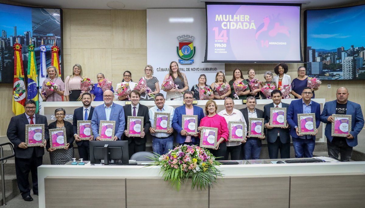 camaranh's tweet photo. #Solene | Com o plenário repleto de amigos e familiares, 13 mulheres receberam o título Mulher Cidadã. A honraria, concedida pela Câmara, é destinada àquelas cujas trajetórias impactam positivamente na sociedade hamburguense. https://t.co/bffA3x8GVc
📷Maíra Kiefer/CMNH https://t.co/AiZGPl1RGk