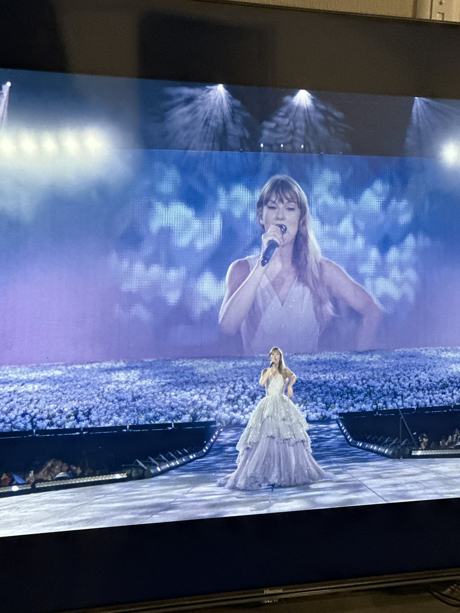 nurnaserr's tweet photo. No importa cuántas veces lo vea, sigue siendo increíble #TheErasTourTaylorsVersion #TheErasTour https://t.co/ZKEe2mic5H
