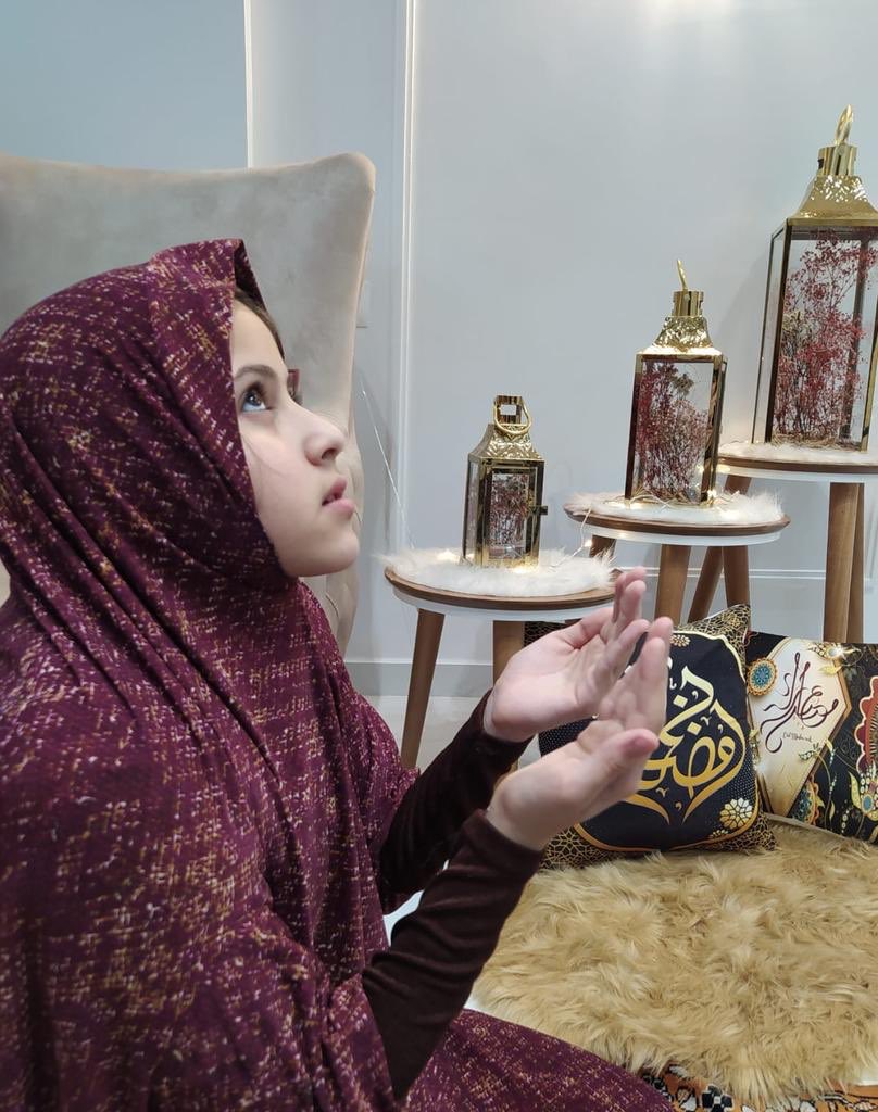 Bu çocuğun adı Melek.
israil onu öldürdü, Melek hala enkaz altında.