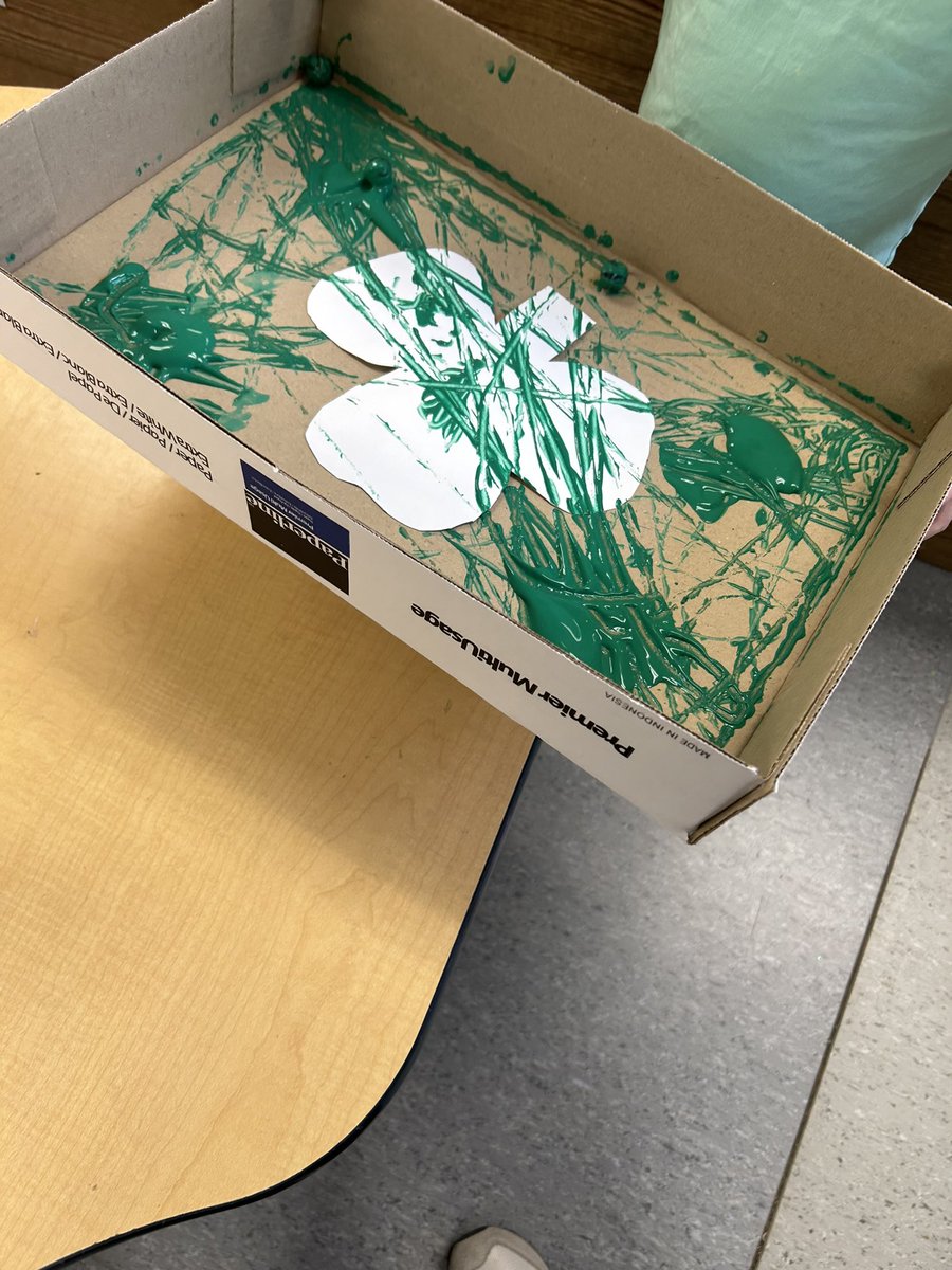 This was a fun little activity I did in a jk/sk classroom during volunteer for St.Patrick’s day! Such a creative way to get student painting! @EY_uwindsor