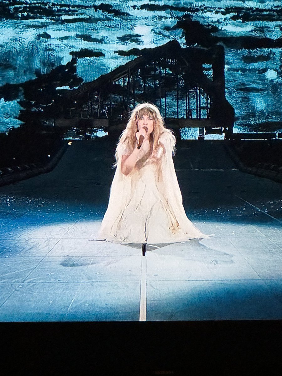 robinbrewer's tweet photo. Don’t call me kid, don’t call me baby..  #TSTheErasTourTaylorsVersion https://t.co/iwn2Y0pQO4