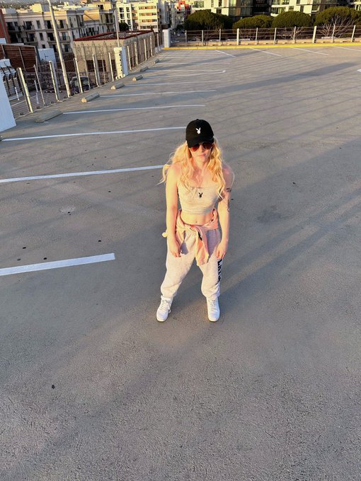Having a 6&rsquo;5 bf is all fun and games until all ur social media pics look like this https://t.co/aAux