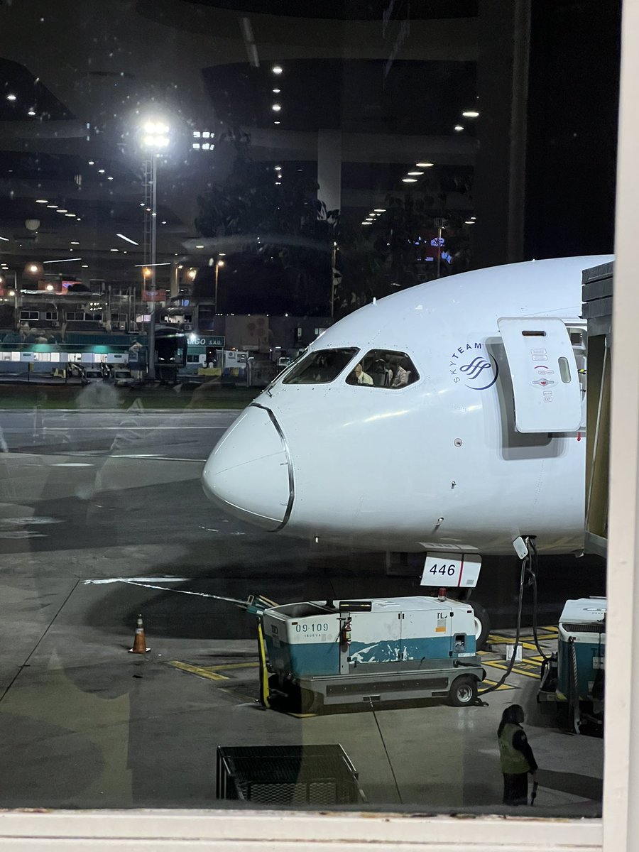 roberviolin's tweet photo. Se demoró un poco el vuelo AM29 EZE-MEX. Por mantenimiento preventivo. @xime_garmendia ¿este tipo de cinta de aviación… es necesaria cubrir toda la junta del cono? Saludos https://t.co/OdV5TzRU4H