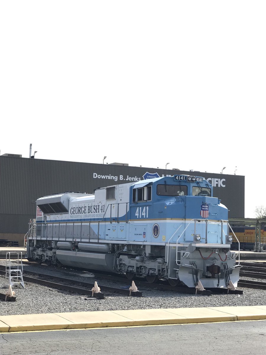 GrantWright8715's tweet photo. UP 4141 (George H.W. Bush Library) at Little Rock, Arkansas before being moved to Texas.
(4/6/19)
#UnionPacific
#SD70ACE https://t.co/K1LNTNYHmO