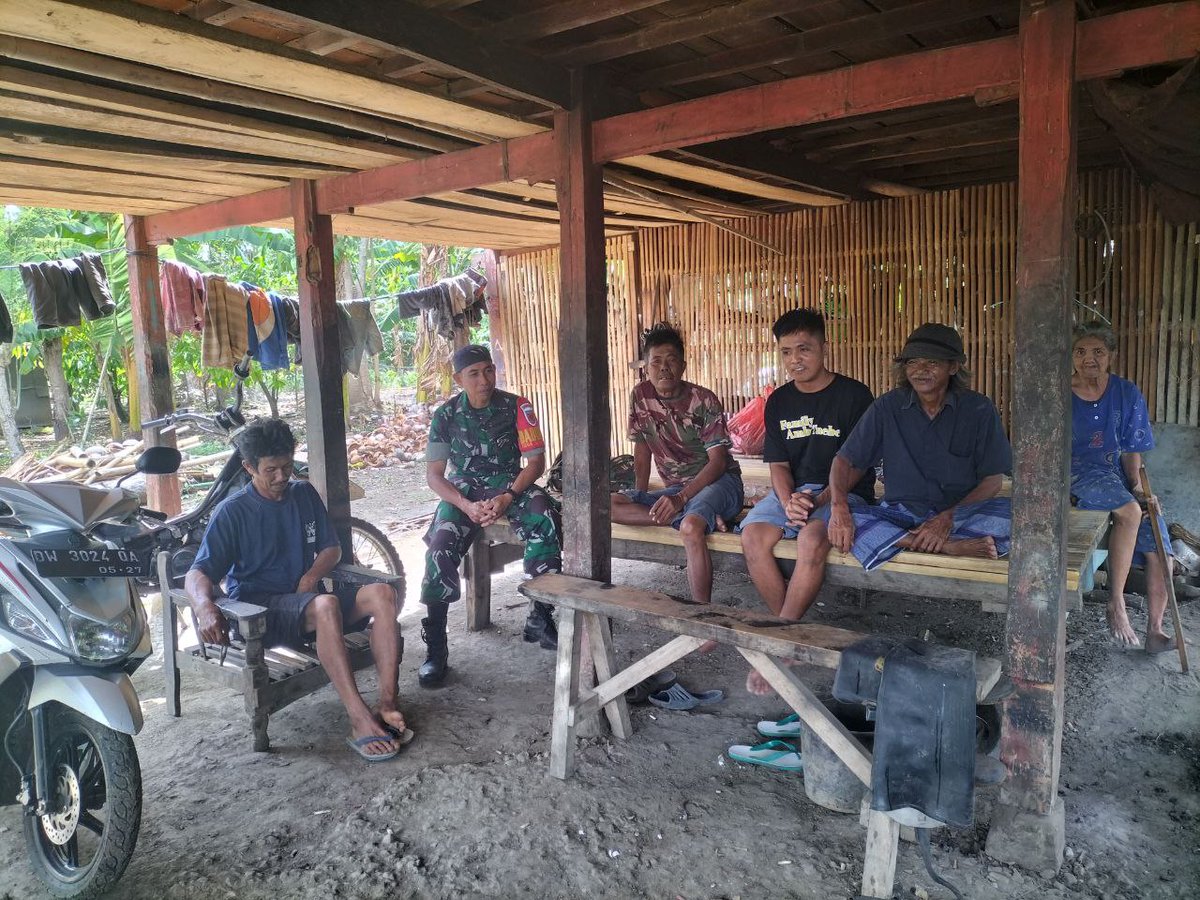 Sertu Asriadi Babinsa desa Lompulle, anggota Posramil 1423-03/Ganra melaksanakan komsos bersama warga binaan, Jumat 15-03-24.